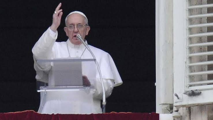 El Papa Francisco pide perdón por reprender, ante los medios, a una fiel en la Plaza de San Pedro